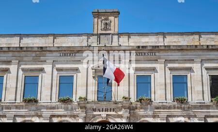 Una vecchia facciata del municipio (Mairie) in Gravelines Francia dichiarando in francese 'libertà, uguaglianza, fraternità ', motto nazionale. Foto Stock
