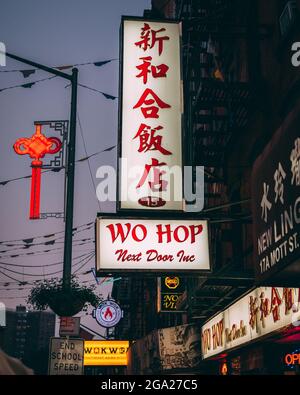 Cartello del ristorante WO Hop, a Chinatown, Manhattan, New York City Foto Stock