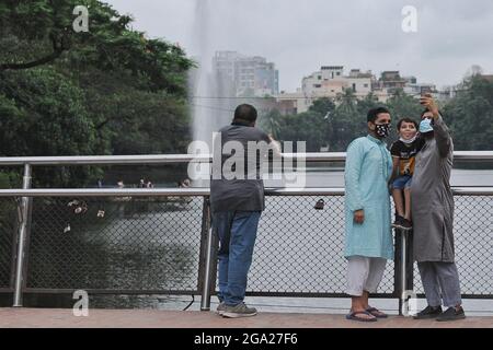 Dhaka, Bangladesh. 28 luglio 2021. Vi è un grave blocco a causa dell'aumento del numero di casi di covid-19 a Dhaka, le persone sono meno attive nelle strade o nei parchi. (Foto di MD Saiful Amin/Pacific Press) Credit: Pacific Press Media Production Corp./Alamy Live News Foto Stock