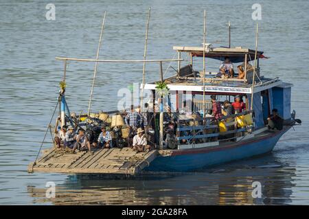 Traghetto passeggeri sul fiume Ayeyarwady-Irrawaddy, Myanmar-Birmania Foto Stock