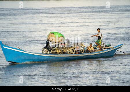 Traghetto passeggeri sul fiume Ayeyarwady (Irrawaddy) nello stato di Kachin, Myanmar/Birmania Foto Stock