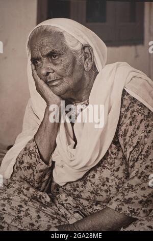 Ritratto di una donna indiana anziana nel Museo della partizione, Municipio di Amritsar, India; Amritsar, Punjab, India Foto Stock