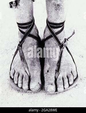Piedi asciutti, sporchi e incrinati in sandali a nastro; Chihuahua, Messico Foto Stock