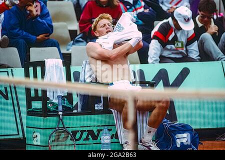 Boris Becker (GER) competing at the 1989 French Open. Foto Stock