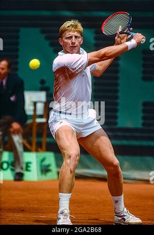 Boris Becker (GER) competing at the 1989 French Open. Foto Stock