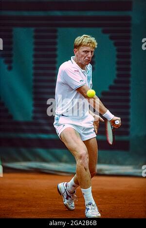 Boris Becker (GER) competing at the 1989 French Open. Foto Stock