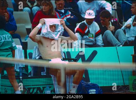 Boris Becker (GER) competing at the 1989 French Open. Foto Stock