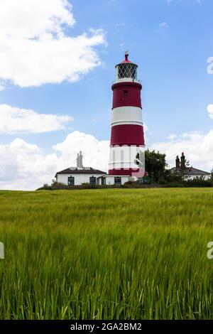 Il faro di Happisburgh si erge fiero sotto il cielo di North Norfolk, preso il 5 luglio 2021. Foto Stock