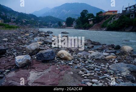 Una bella vista delle case di montagna lungo il fiume Neelam hanno una grande attrazione per i turisti da tutto il Paese a Muzaffarabad, Azad Kashmir. Muzaffarabad è la capitale e la seconda città più grande di Azad Jammu e Kashmir, Pakistan dopo Mirpur. Si trova nel distretto di Muzaffarabad, sulle rive dei fiumi Jhelum e Neelum. Il fiume Neelum nella regione del Kashmir in India e Pakistan. Il fiume Neelam entra in Pakistan dall'India nel settore Gurais della linea di controllo, e poi corre ad ovest fino a che incontra il fiume Jhelum a nord di Muzzafarabad.The Kishenganga è stato chiamato Neelum o d Foto Stock