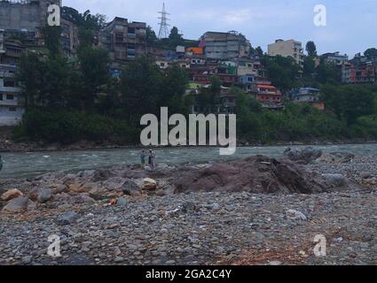 Una bella vista delle case di montagna lungo il fiume Neelam hanno una grande attrazione per i turisti da tutto il Paese a Muzaffarabad, Azad Kashmir. Muzaffarabad è la capitale e la seconda città più grande di Azad Jammu e Kashmir, Pakistan dopo Mirpur. Si trova nel distretto di Muzaffarabad, sulle rive dei fiumi Jhelum e Neelum. Il fiume Neelum nella regione del Kashmir in India e Pakistan. Il fiume Neelam entra in Pakistan dall'India nel settore Gurais della linea di controllo, e poi corre ad ovest fino a che incontra il fiume Jhelum a nord di Muzzafarabad.The Kishenganga è stato chiamato Neelum o d Foto Stock