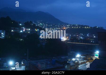 Una bella vista delle case di montagna lungo il fiume Neelam hanno una grande attrazione per i turisti da tutto il Paese a Muzaffarabad, Azad Kashmir. Muzaffarabad è la capitale e la seconda città più grande di Azad Jammu e Kashmir, Pakistan dopo Mirpur. Si trova nel distretto di Muzaffarabad, sulle rive dei fiumi Jhelum e Neelum. Il fiume Neelum nella regione del Kashmir in India e Pakistan. Il fiume Neelam entra in Pakistan dall'India nel settore Gurais della linea di controllo, e poi corre ad ovest fino a che incontra il fiume Jhelum a nord di Muzzafarabad.The Kishenganga è stato chiamato Neelum o d Foto Stock