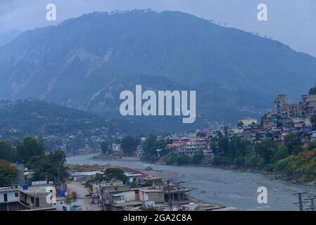 Una bella vista delle case di montagna lungo il fiume Neelam hanno una grande attrazione per i turisti da tutto il Paese a Muzaffarabad, Azad Kashmir. Muzaffarabad è la capitale e la seconda città più grande di Azad Jammu e Kashmir, Pakistan dopo Mirpur. Si trova nel distretto di Muzaffarabad, sulle rive dei fiumi Jhelum e Neelum. Il fiume Neelum nella regione del Kashmir in India e Pakistan. Il fiume Neelam entra in Pakistan dall'India nel settore Gurais della linea di controllo, e poi corre ad ovest fino a che incontra il fiume Jhelum a nord di Muzzafarabad.The Kishenganga è stato chiamato Neelum o d Foto Stock