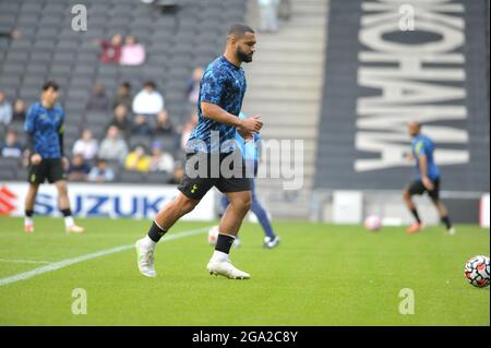 I giocatori di Tottenham scaldano u durante la pre stagione amichevole tra Milton Keynes Dons contro Tottenham Hotspur allo stadio MK, Milton Keynes Inghilterra. Foto Stock