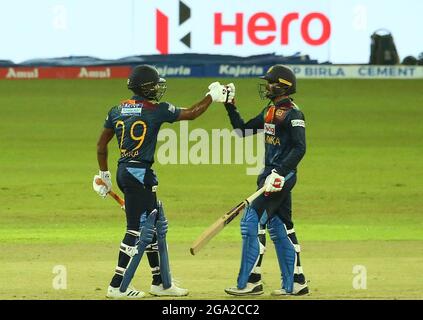 Colombo, si Lanka. 28 luglio 2021. Dhananjaya de Silva(R) dello Sri Lanka e Chamika Karunaratne si salutano gli uni con gli altri durante la seconda partita T20 della Serie Internazionale T20I tra India e Sri Lanka allo Stadio R.Premadasa di Colombo il 28 luglio 2021. (Credit Image: © Pradeep Dambarage/ZUMA Press Wire) Foto Stock