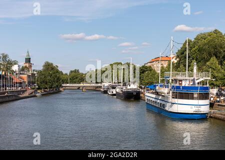 Vista sul fiume Aura con navi ristorante ormeggiate a Turku, Finlandia Foto Stock