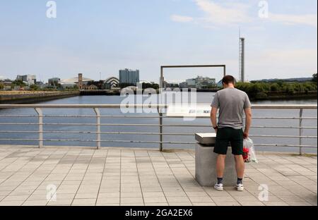 Turistico fuori dal Riverside Museum di Glasgow Foto Stock