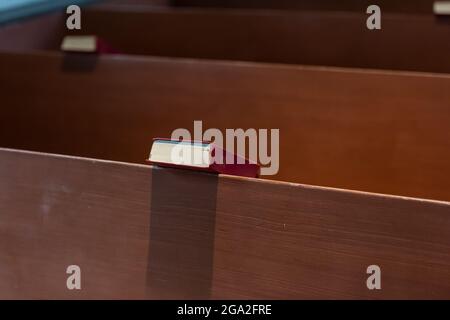 Libro di salmi che riposano su una panchina della chiesa Foto Stock