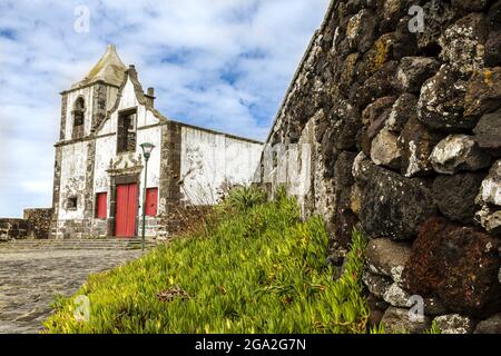 Vecchio muro di pietra e le rovine del 16 ° secolo della Chiesa di San Mateo da Calheta che è stato abbandonato dopo essere stato gravemente danneggiato in un uragano in... Foto Stock