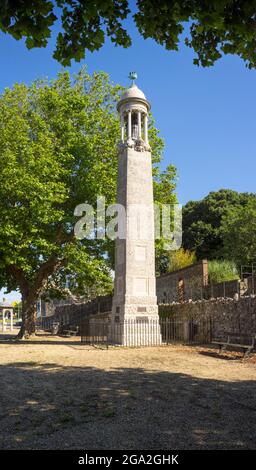 Il Mayflower Memorial sul Town Quay di Southampton è una colonna di circa 50 metri di pietra di Portland che ricorda la partenza dei Padri Pellegrini nel Mayflow Foto Stock