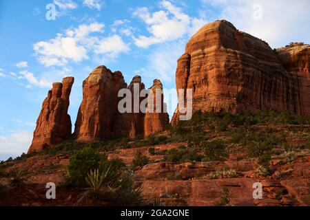 Vista su un'imponente butte in arenaria; Sedona, Arizona, Stati Uniti d'America Foto Stock