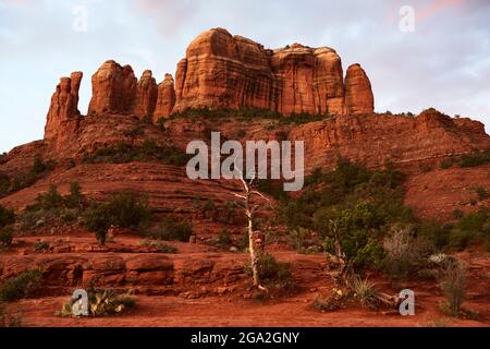 Vista su un'imponente butte in arenaria; Sedona, Arizona, Stati Uniti d'America Foto Stock