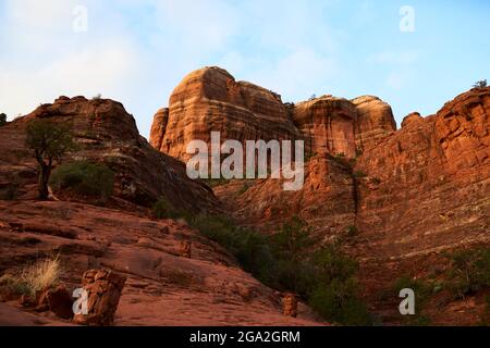 Vista delle torreggianti butte di arenaria e del profondo canyon; Sedona, Arizona, Stati Uniti d'America Foto Stock