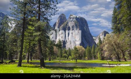 Cathedral Rocks e Cathedral Spires nel Parco Nazionale di Yosemite; California, Stati Uniti d'America Foto Stock