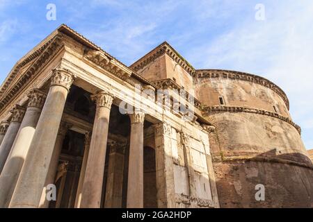 Primo piano dell'antico Pantheon (in precedenza un tempio romano ora Chiesa cattolica romana) con colonne corinzie che sostengono il portico e l'attache... Foto Stock