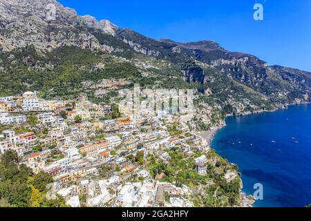 Vista aerea dei colorati edifici lungo la Costiera Amalfitana sulla Penisola Sorrentina in Campania; Amalfi, Provincia di Salerno, Italia Foto Stock