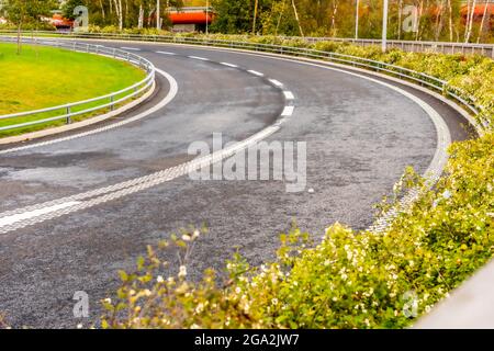 Curva di una strada nuova di zecca Foto Stock