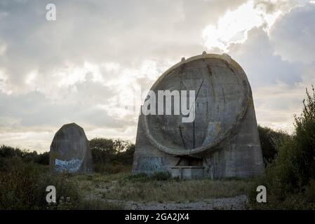 Grandi resti di cemento degli specchi sonori Dorge noti come le orecchie di ascolto, tecnologia obsoleta per la sorveglianza degli aerei per l'aria reale per... Foto Stock