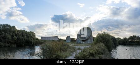 Vista panoramica dei grandi resti di cemento degli specchi sonori Denge noti come le orecchie d'ascolto in pozzi di lade, tecnologia obsoleta per velivoli su... Foto Stock