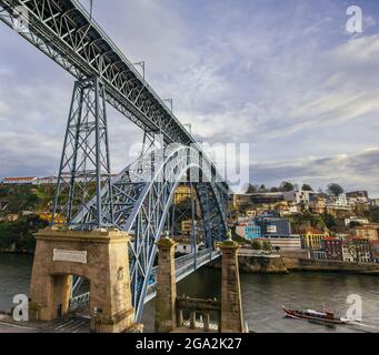 Ponte Dom Luis i che attraversa il fiume Douro tra le città di Porto e Vila Nova de Gaia, guardando verso il lungofiume di Vila Nova... Foto Stock