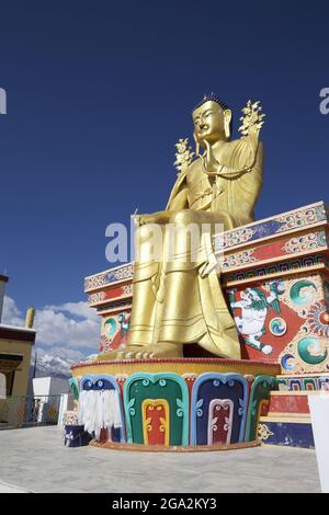 Statua gigante placcata oro di un Buddha seduto al Monastero di Likir sopra la valle Indus, nelle montagne Himalayane, Jammu e Kashmir Foto Stock