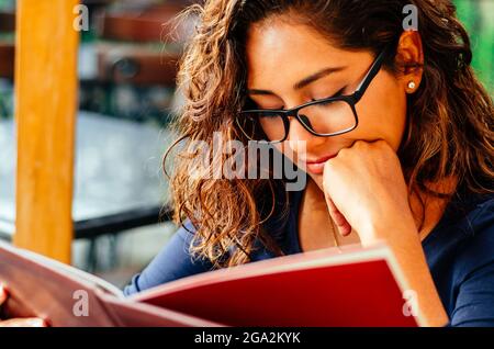 Donna con strani occhiali, a Monaco di Baviera, Germania Foto stock - Alamy