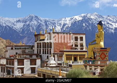 Tetti del Monastero di Likir con la sua statua gigante placcata d'oro di un Buddha seduto che guarda sopra la valle di Indo, nel Mo... Foto Stock