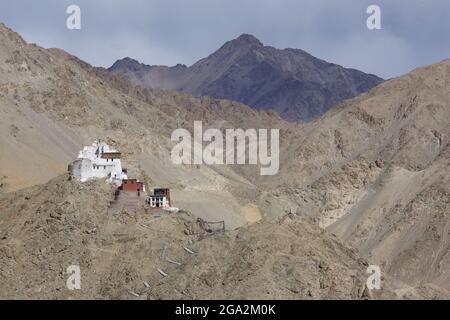 Tsemo Gampa (Monastero di Nargyal Tsemo) situato sopra il Palazzo Leh (ex Palazzo reale) di Leh nella valle dell'Indo, passando attraverso il MOU Himalayan... Foto Stock