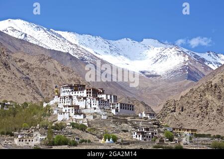 Il Monastero di Likir con la sua statua dorata gigante di un Buddha seduto guarda sopra la valle di Indus, nelle montagne Himalayane di Ladakh... Foto Stock