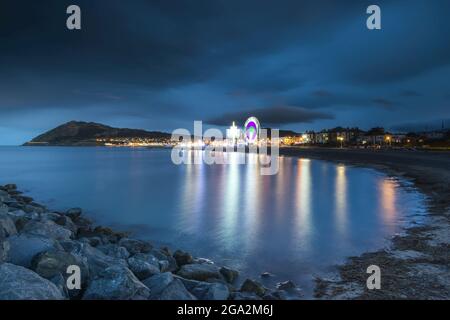 Le giostre divertenti si illuminano di notte a Bray, County Wicklow, Irlanda. Foto Stock