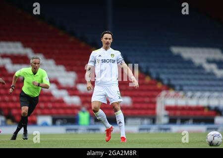 BLACKBURN, REGNO UNITO. 28 LUGLIO Robin Koch di Leeds United guarda durante la pre-stagione amichevole incontro tra Blackburn Rovers e Leeds United a Ewood Park, Blackburn mercoledì 28 luglio 2021. (Credit: Pat Scaasi | MI News) Credit: MI News & Sport /Alamy Live News Foto Stock