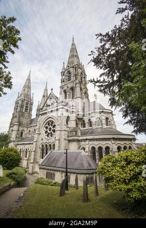 Esterno del Gothic-Revival, Cattedrale di Saint fin barre; Cork City, County Cork, Irlanda Foto Stock