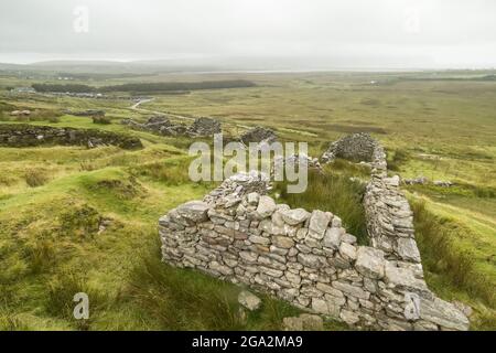 Resti del 19th secolo Slievemore deserto Village su Achill Island; County Mayo, Irlanda Foto Stock