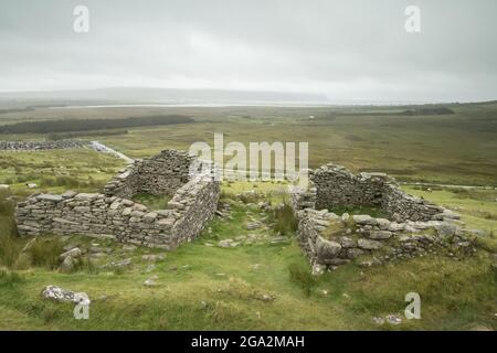 Resti del 19th secolo Slievemore deserto Village su Achill Island; County Mayo, Irlanda Foto Stock