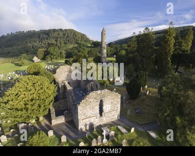 Glendalough (o la valle dei due Laghi) è il sito di un insediamento monastico cristiano antico annidato nelle Wicklow Mountains della contea di Wicklow Foto Stock