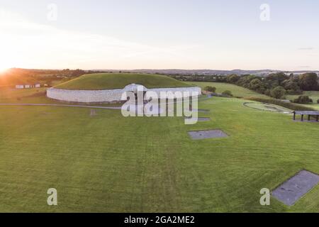 Vista aerea di un tramonto presso l'antica tomba di passaggio e il tempio di Newgrange, un monumento neolitico al Bru na Boinne Heritage Site Foto Stock