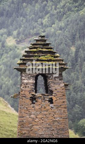 Le rovine di una torre medievale in pietra con il suo tradizionale tetto piramidale a gradini, nel villaggio di Dartlo nel Parco Nazionale di Tusheti Foto Stock