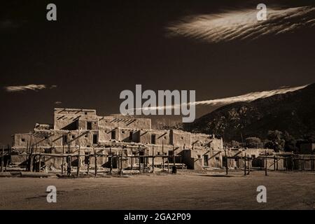 Vista spettacolare della Hlaauma (North House) un antico complesso di appartamenti a Taos Pueblo, ancora abitata dagli indigeni Tiwa, con... Foto Stock