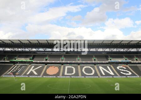 Milton Keynes, Regno Unito. 28 luglio 2021. Una vista generale dell'interno dello Stadio MK prima del calcio d'inizio. Pre-season friendly match, MK Dons v Tottenham Hotspur a Milton Keynes mercoledì 28 luglio 2021. Questa immagine può essere utilizzata solo per scopi editoriali. Solo per uso editoriale, è richiesta una licenza per uso commerciale. Nessun utilizzo nelle scommesse, nei giochi o nelle pubblicazioni di un singolo club/campionato/giocatore. pic by Steffan Bowen/Andrew Orchard sports photography/Alamy Live news Credit: Andrew Orchard sports photography/Alamy Live News Foto Stock