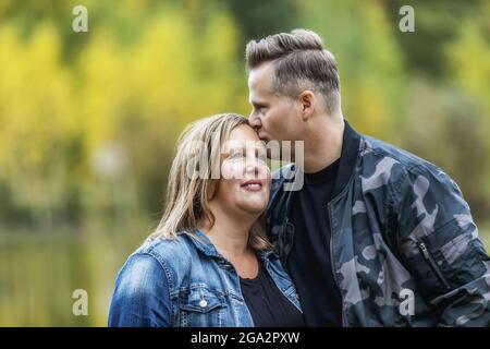 Un marito e una moglie trascorrono del tempo insieme in un parco cittadino in una calda serata autunnale; Edmonton, Alberta, Canada Foto Stock