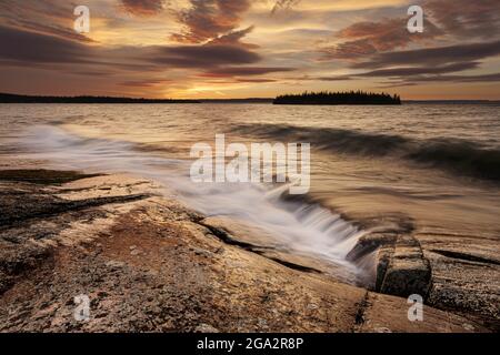 Sunrise Reflections sul Lago superiore; Thunder Bay, Ontario, Canada Foto Stock